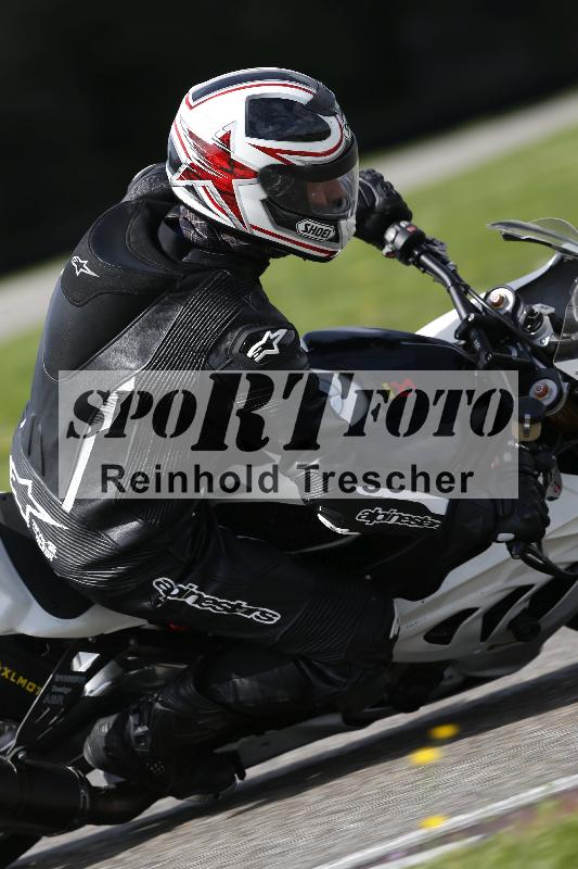 /53 16.09.2025 Track Day Domi Aegerter ADR/Gruppe gruen/backside